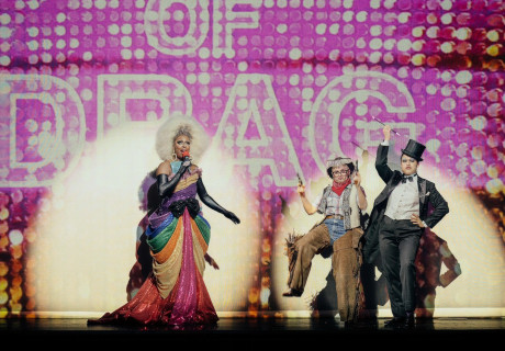 Alles Liebe – Staatstheater Wiesbaden – Mit einem Dreh ins Queere beleben Misha Cvijovic und Philipp Amelungsen das Genre der unterhaltenden Operette neu