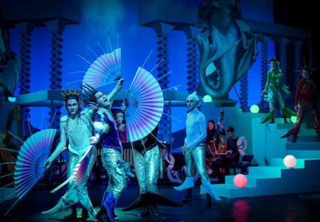 Alles ist aus, aber wir haben ja uns (Unterwasser) – Münchner Volkstheater – Bonn Park erschließt die romantische Komödie als Energiequelle