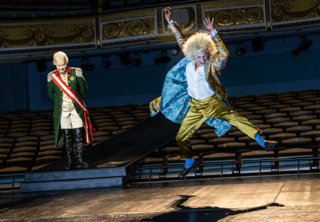 Amadeus – Staatstheater Meiningen – Henriette Hörnigk inszeniert Peter Shaffers Mozart-Stück als Screwball-Dramödie