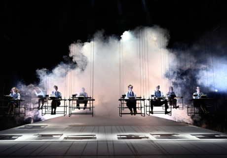 Amerika – Schauspiel Stuttgart – Viktor Bodó verschneidet das Romanfragment von Franz Kafka mit dessen Biografie 