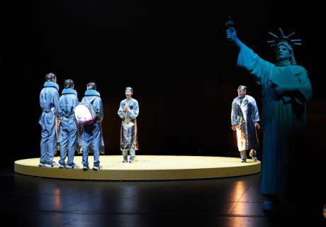 Amerika / Der Verschollene – Münchner Kammerspiele – Regisseurin Charlotte Sprenger bringt Kafkas Romanfragment mit Anklängen an den US-Wahlkampf auf die Bühne