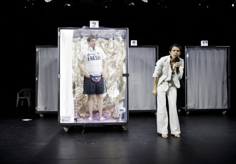 Andi Europäer – Staatstheater Nürnberg – Als knallharte Farce inszeniert Tina Lanik die Uraufführung von Philipp Löhles deutscher Abschreckungs-Delegation im Ministeriums-Auftrag 