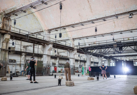 Animate – Kunstfest Weimar – Chris Salter lässt in seinem Performance- und VR-Projekt die Steine fliegen 