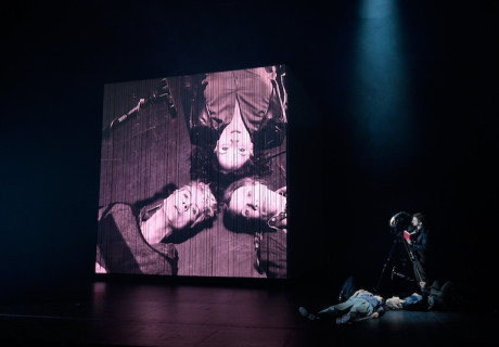 Annette, ein Heldinnenepos – Schauspiel Stuttgart – Dušan David Pařízek inszeniert Anne Webers Roman als Bühnen-Kaleidoskop mit drei Hauptfiguren