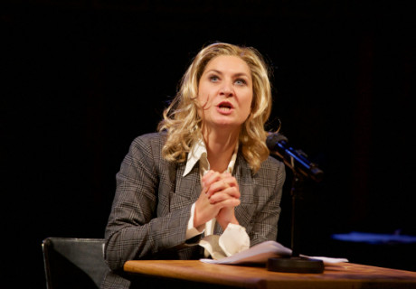 Das Anschwellen der Bocksgesänge – In der Regie von Intendant Peter Kastenmüller performt das Ensemble des Theaters Neumarkt Zürich Populismus