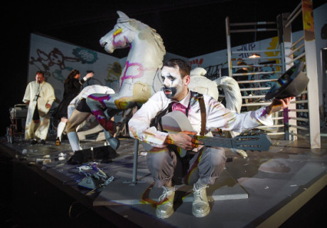 Ansichten eines Clowns – Nationaltheater Mannheim – Der russische Regisseur Maxim Didenko bietet große Bildmagie mit Heinrich Böll