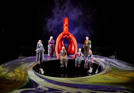 Anti War Women – Münchner Kammerspiele – Jessica Glause und Ensemble erzählen von dem Frauenfriedenskongress aus dem Jahr 1915, den zwei Münchnerinnern initiierten