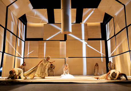 Antigone – Staatstheater Nürnberg – Andreas Kriegenburg ringt dem Sophokles-Klassiker ein Bekenntnis gegen die Vorherrschaft des Mannes ab