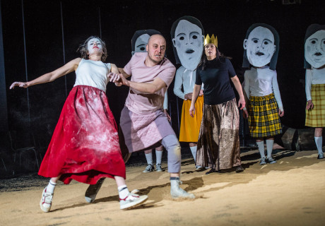 Antigone – Theater Chemnitz – Nina Mattenklotz inszeniert John von Düffels Version des antiken Widerstandsdramas