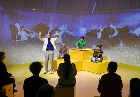 Appetit – Staatsschauspiel Dresden – Freundlich, aber eindringlich führt die Dresdner Bürgerbühne die Absurditäten der modernen Ernährungswirtschaft vor