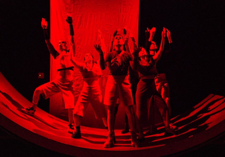 Arche Nova – Münchner Volkstheater – Wer gerettet wird, wenn die Welt untergeht und mit ihr die Hoffnung, erkundet Noam Brusilovsky in einem Abend apokalyptischen Infotainments