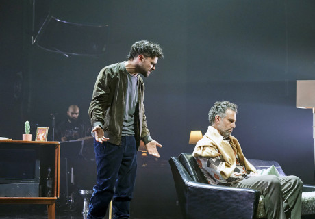 Archiv der Sehnsüchte – Staatsschauspiel Hannover – Von Hoffnungen und Scheitern erzählt Hakan Savaş Mican in seiner Adaption von Deniz Utlus Roman 