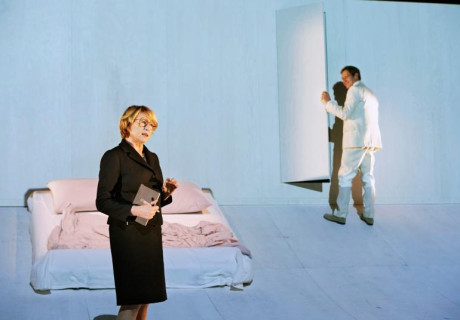 Arendt. Denken in finsteren Zeiten – Thalia Theater Hamburg – Tom Kühnel fächert mit Rhea Lemans Stück den Kosmos der Philsophin Hannah Arendt auf 