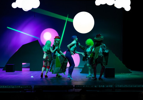 Fiddler! A Musical – HAU Berlin – Eine Anatevka-Adaption von Ariel Efraim Ashbel and Friends, beeinflusst vom 7. Oktober