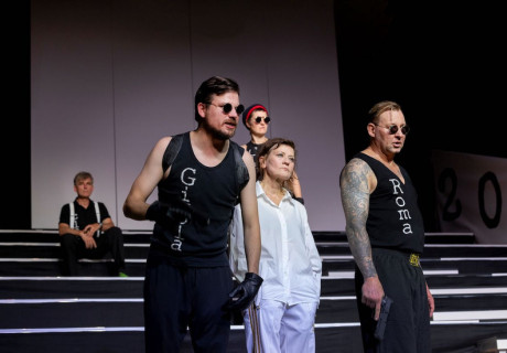 Der aufhaltsame Aufstieg des Arturo Ui – Mecklenburgisches Staatstheater – Martin Nimz inszeniert Brecht unplakativ-klug im Hier und Heute 