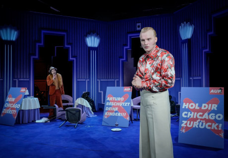 Der aufhaltsame Aufstieg des Arturo Ui – Volkstheater München – Christian Stückl zeigt Bertolt Brechts auf Hitler gemünzte Gangstershow