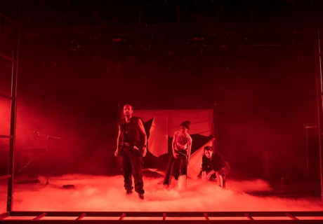 Auf Wache – Staatstheater Kassel – Dirk Lauckes Stück über die Verhältnisse in der Spargelernte von Lars-Ole Walburg uraufgeführt 