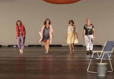 Aufstieg und Fall eines Vorhangs und sein Leben dazwischen – Volksbühne Berlin  – René Pollesch zelebriert zum Intendanz-Einstand den Diskurszirkus