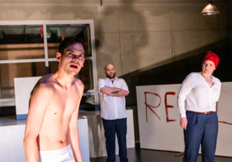 Der Auftrag – Theater Paderborn – Alice Buddeberg verlegt Heiner Müllers scheiternde Revolution ins Büro der ewigen Wiederkehr