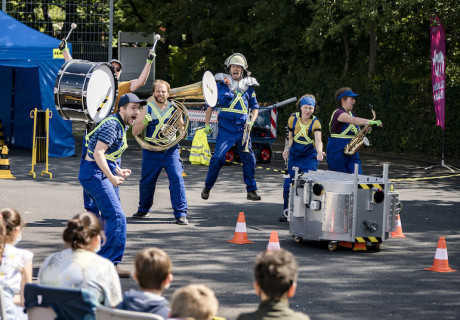 Festival Augenblick mal! – Theater Strahl Berlin – Mit drei Inszenierungen beginnt das Festival des Theaters für junges Publikum