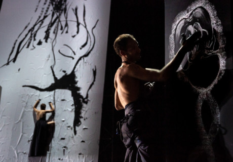 Die Bakchen – In Wim Vandekeybus' dionysischem Abend am Münchner Cuvilliéstheater löst sich sprachliche Ordnung auf im Rausch der Körper, Bilder, Töne