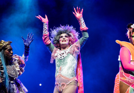 Bark of Millions – Berliner Festspiele – Taylor Mac und Matt Ray besingen und beschwören in 55 Songs den queeren Geist