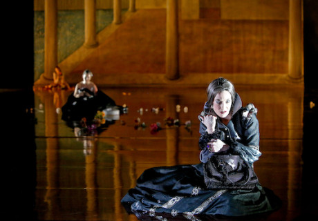 Bartholomäusnacht – Religionskriege und Königsränke damals und heute beschäftigen Ewelina Marciniak in ihrer Freiburger Uraufführung einer Dumas-Version von Czaplinski/Billenkamp