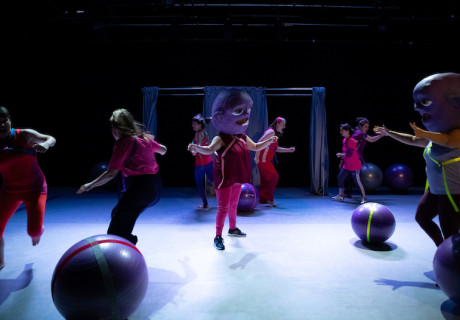 Bauchgefühl – Theater Thikwa Berlin – Das inklusive Theater entwickelt mit dem feministischen Kollektiv hannsjana einen denkwürdigen Abend über das (Nicht-)Kinderkriegen