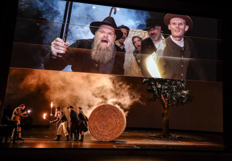 Bauern, Bonzen und Bomben – Staatsschauspiel Dresden – Tom Kühnel inszeniert Hans Falladas frappierend aktuellen Roman aus der 