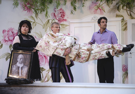 Beute – Gerhart-Hauptmann-Theater Görlitz-Zittau – Zum Restart überrascht das Schauspiel Zittau mit Joe Ortons wenig gespielter Krimikomödie in der Regie von Olga Wildgruber