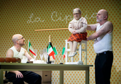 Bewohner – Schauspiel Erlangen – Moritz Sostmann eröffnet das 24. internationale figuren.theater.festival mit einem Abend über Demenz 