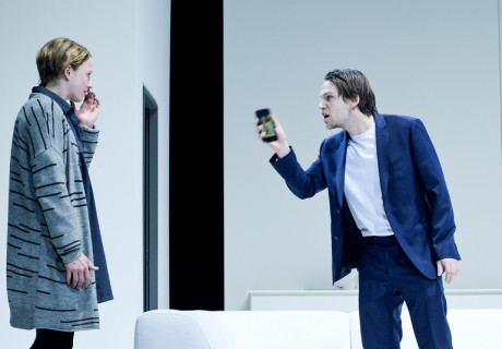 Bilder von uns – Volkstheater München – Christian Stückl inszeniert Thomas Melle über sexuelle Missbrauchsfälle und fokussiert die Perspektive der Opfer