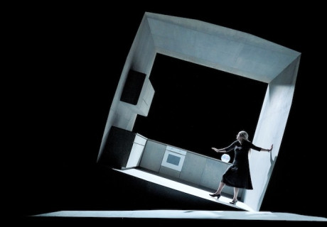 Birthday Candles – Deutsches Theater Berlin – Mit der deutschsprachigen Erstaufführung von Noah Haidles Familienbilderbogen wagt Anna Bergmann die großen Gefühle