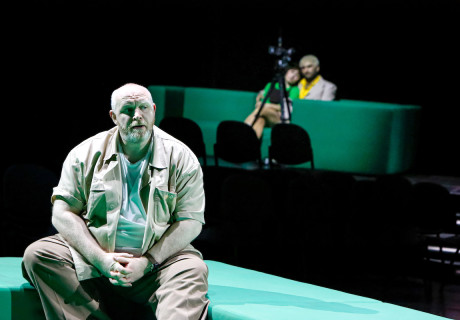  Ein Blick von der Brücke – Schauspiel Frankfurt – Eric de Vroedt inszeniert Arthur Miller leichthändig als Parabel über die großen Fragen des Lebens