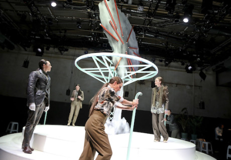 Bomb – Schauspiel Köln – Lily Sykes inszeniert die Uraufführung von Maya Arad Yasurs Antikriegsstück