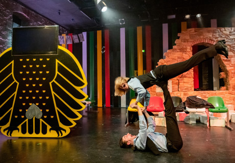 Bombe! – Deutsches Theater Göttingen – Philipp Löhle inszeniert Abdul Abbasis schräge Integrations-Geschichte