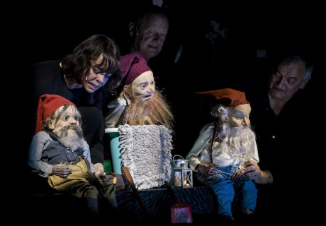 Brechts Gespenster – Berliner Ensemble – Suse Wächter bittet zu einer Revue mit Helden-Puppen des 20. Jahrhunderts und Sozialthemen von Bertolt Brecht