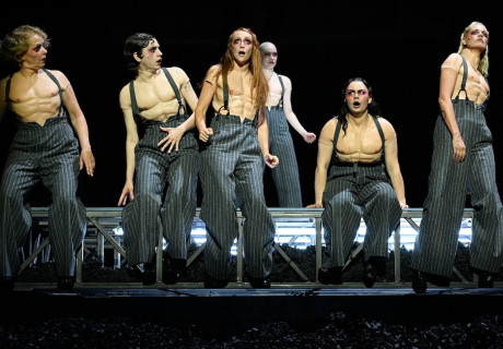 Die Brüder Karamasow – Schauspiel Frankfurt – Laura Linnenbaum inszeniert Dostojewski mit einem Frauen-Ensemble