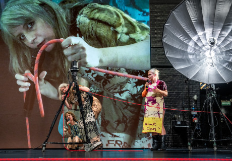 Bullshit – Hebbel am Ufer – She She Pop stellen in ihrem neuen Abend alte Gewissheiten auf den Prüfstand