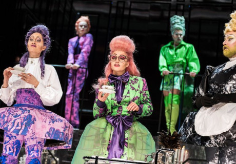 Bunbury (Ernst ist das Leben) – Staatstheater Kassel – Christian Weise lässt in Oscar Wildes Komödienhit die Geschlechterverhältnisse wirbeln