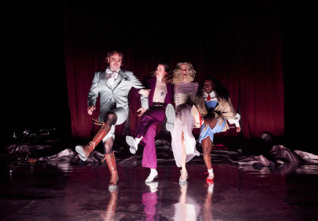 Bunbury – Staatstheater Nürnberg – Julia Prechsl inszeniert Oscar Wilde in einer eigenen Neuübersetzung