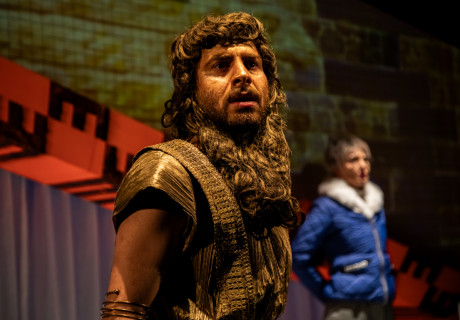 Die Burg der Assassinen – Theater Aachen – Florian Fischer bringt Amir Gudarzis Stück über Grenzen, Flucht und Vertreibung zur Uraufführung