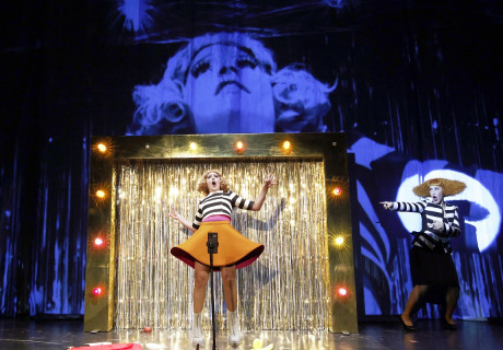 Café Populaire Royal – Maxim Gorki Theater Berlin – Nurkan Erpulat inszeniert eine bitterbös-aktuelle Version von Nora Abdel-Maksouds Stück