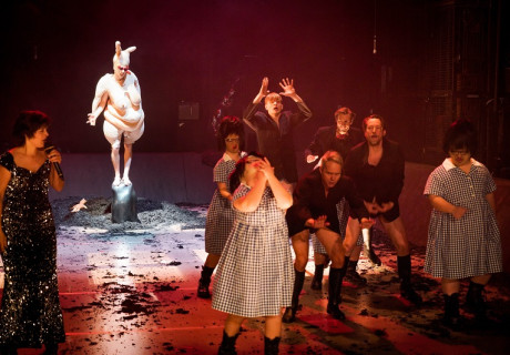 Caligula – Deutsches Theater Berlin – Lilja Rupprecht zeigt mit Albert Camus, was Licht und Schatten bedeuten