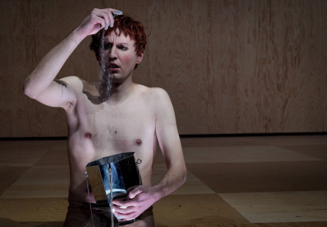 Caligula – Münchner Volkstheater – Ran Chai Bar-zvi schickt Albert Camus' Römerkaiser auf einen tödlichen Selbsterkenntnis-Trip