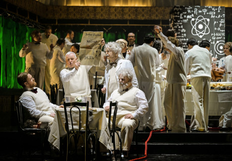 Der Chronoplan – Staatstheater Mainz – Lorenzo Fioroni und Gabriel Venzago bringen Julia Kerrs Oper zur Uraufführung 