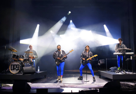 Ciao – Maxim Gorki Theater Berlin – Emre Aksızoğlu, Knut Berger, Jonas Dassler und Taner Şahintürk verabschieden sich launig von toxischer Männlichkeit