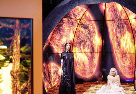 Coming Society – In der Berliner Volksbühne bitten Susanne Kennedy und Markus Selg in eine Instagram-optimierte Bilderhölle 