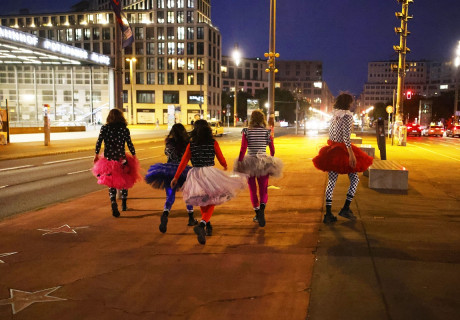 Dämonen (Berlin) – Maxim Gorki Theater – Boris Nikitin und Sebastian Nübling adaptieren ihr Basler Live-Film-Konzept als Heimsuchungen einer traumatisierten Stadt