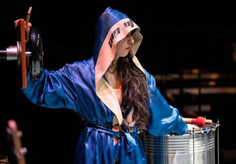 Dance Me! – HAU Berlin – She She Pop handeln in einem Tanz-Battle mit einer Gruppe junger Counterparts Generationenkonflikte aus